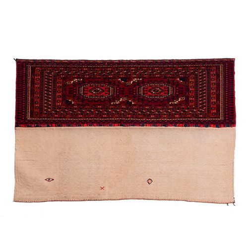 Tapiz. Persia, Siglo XX. Estilo turcomano. Anudado a mano en fibras de algodón. Diseños tribales. 117 x 75 cm