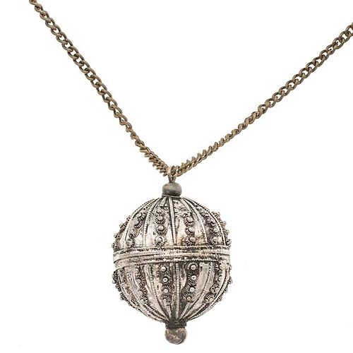 Collar y pendiente en plata y metal base. Esfera de plata decorada con rosetones. Collar metal base. Peso: 40.8 g.