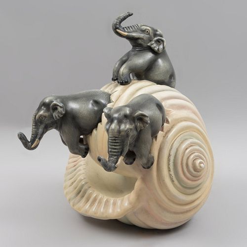 Sergio Bustamante. Caracola con elefantes. Firmado. Elaborado en cerámica policromada. 32 x 35 cm