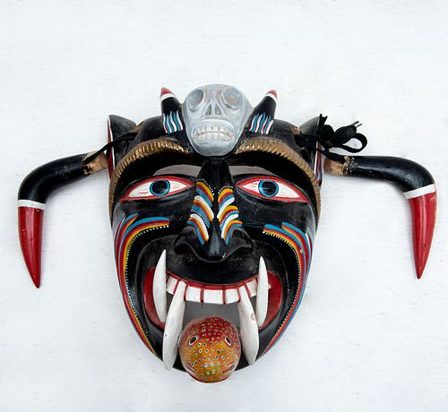 Máscara de diablo. Tócuaro, México. Siglo XX. Elaborada en madera policromada. Con uniones de lacería.