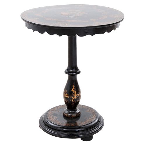 Tilt-Top Table, Europe, Late 19th century, NAPOLEÓN III Style, Made in carved and lacquered wood.