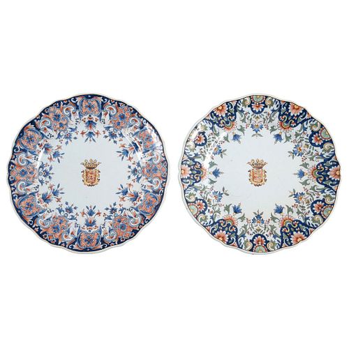 Pair of Plates, England, 19th century, Painted porcelain decorated with floral motifs and coats of arms in center.