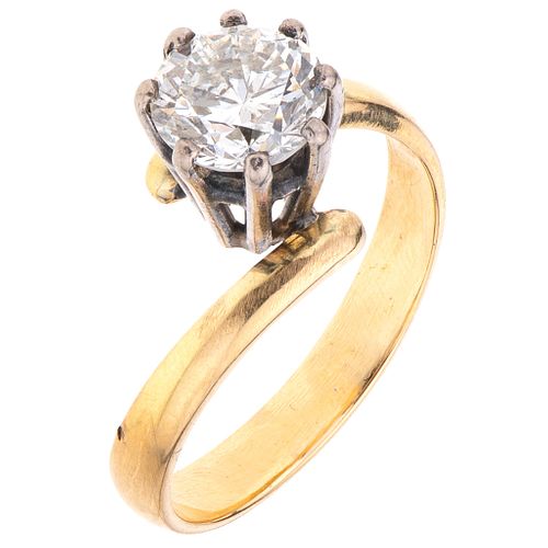 SOLITAIRE DIAMOND RING. 14K YELLOW GOLD AND PALLADIUM SILVER