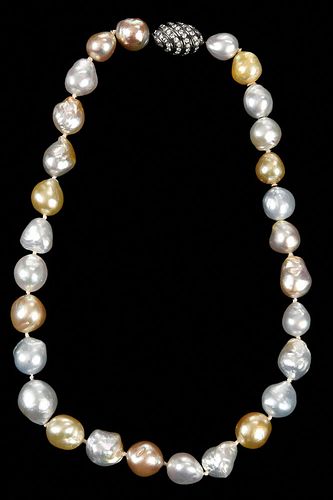 Pearl Necklace with 18kt. Diamond Clasp