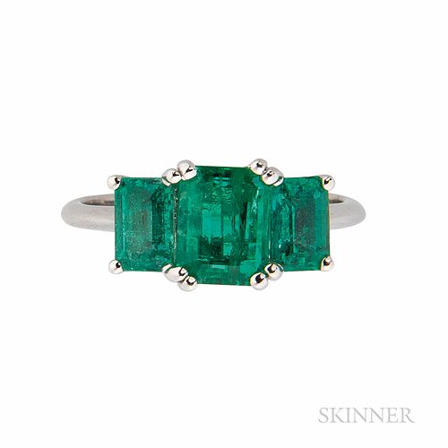 18kt White Gold and Emerald Ring