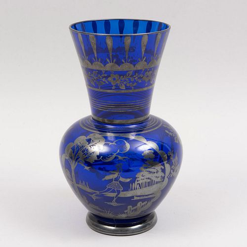 Florero. Siglo XX. Tipo Bohemia Elaborado en cristal de color azul. Decorado con elementos vegatales, florales, orgánicos.