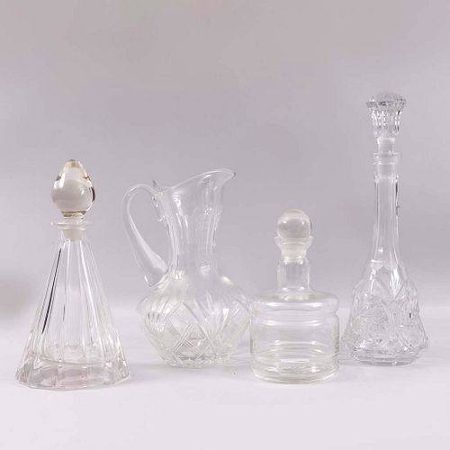 Lote de 4 piezas. SXX. Diferentes diseños. Elaboradas en cristal. Consta de: jarra y 3 licoreras. Decoradas con elementos facetados.