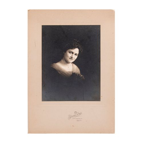 Lote de 3 fotografías. México. Consta de: a) Tufic Yazbek. Mujer con velo. 20 x 12 cm. b) Martín Ortiz. Primera comunión. Otra.