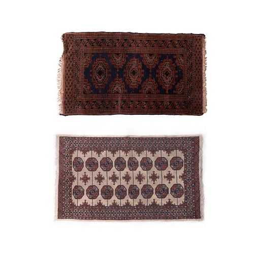 Lote de dos alfombras. Pakistán. Siglo XX. Estilo Bokhara. Elaboradas a mano en fibras de lana y algodón.