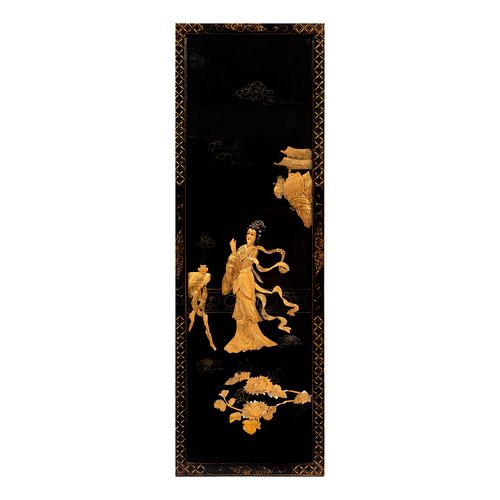 Panel. China. Siglo XX. En madera laqueada. Decorado con geisha, aplicaciones de concha nácar y esmalte dorado. 90 x 30 cm