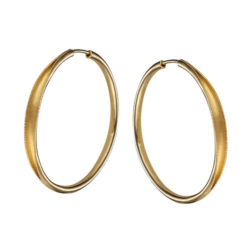 Hollow hand forged hoop earring in 18K yellow gold
