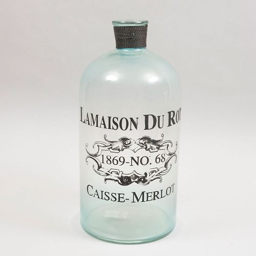 Botella. Diseñada para parecerse a un antiguo recipiente de vino francés. Elaborada en vidrio. Con inscripción.