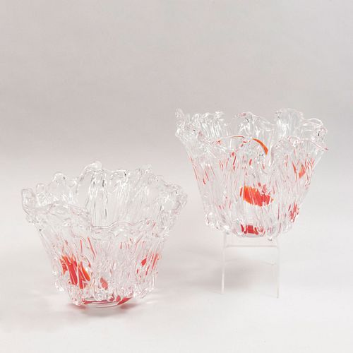 Lote de 2 centros de mesa. S. XX. Diseño orgánico. Elaborados en cristal tipo Murano. Decorados con manchas en color anaranjado.