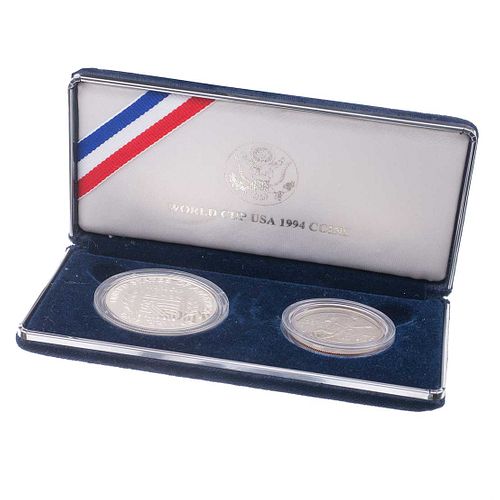 Dos monedas conmemorativas de la copa USA 1994 en laton plateado. Estuche y caja original.