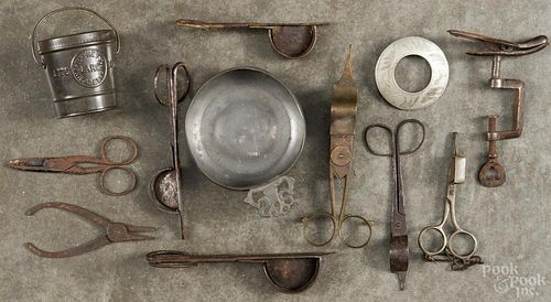 Metalware, 19th c., to include scissor snuffers, a pewter porringer, etc.