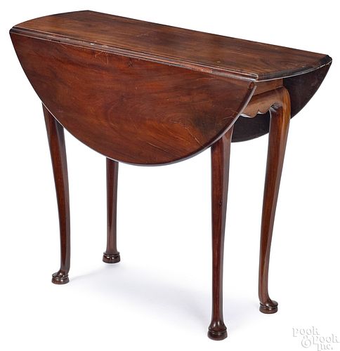 New England Queen Anne mahogany drop-leaf table