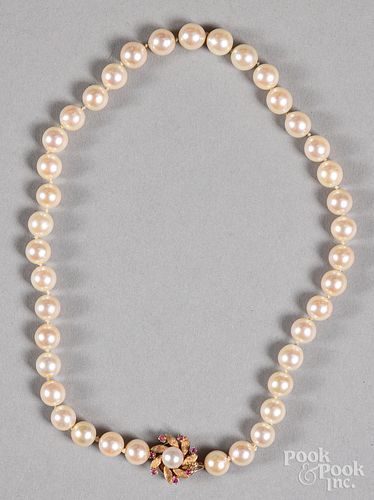 Pearl necklace, with 14K gold clasp.