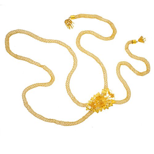 Collar con pendiente en oro amarillo de 8k y 10k. Diseño de filigrana. Peso: 74.6 g.
