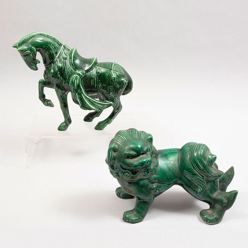 Lote de 2 piezas. China. Siglo XX. En cerámica vidriada color verde. Consta de: caballo replica de dinastía Tan y león de fu.