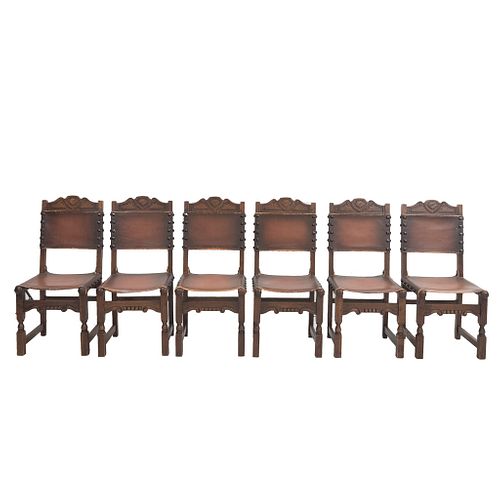 Lote de 6 sillas. Francia. Siglo XX. En talla de madera de roble. Con respaldos semiabiertos y asientos tipo piel color marrón.