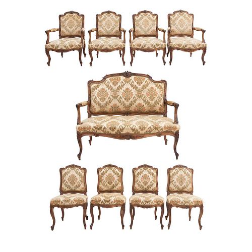 Sala. Francia. Siglo XX. Estilo Luis XV. En talla de madera de nogal. Consta de: loveseat, 4 sillones y 4 sillas. Piezas: 9.