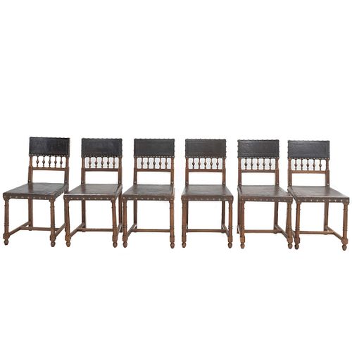 Lote de 6 sillas. Francia. Siglo XX. Estilo Enrique II. En talla de madera de nogal. Con respaldos y asientos tipo piel gofrada.