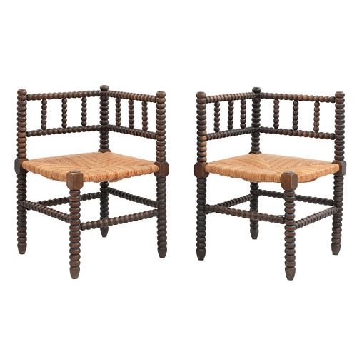 Par de sillones. Francia. Siglo XX. En talla de madera de nogal. Con respaldos semiabiertos y asientos de palma tejida.