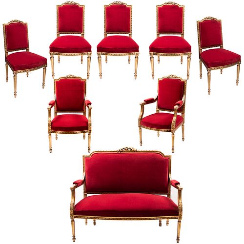 Sala. SXX. Estilo Luis XVI. En madera dorada. Consta de: loveseat, par de sillones y 5 sillas. Con respaldos y asientos de terciopelo.