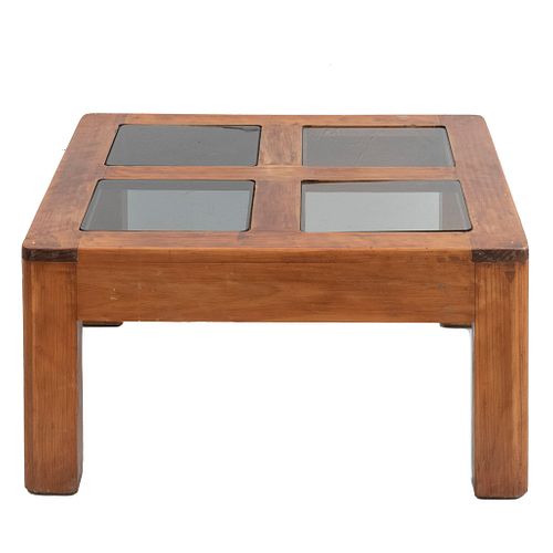 Mesa de centro. SXX. En madera entintada. Con cubierta reticulada con 4 páneles de vidrio, fustes y soportes rectos. 35 x 70 x 70 cm.