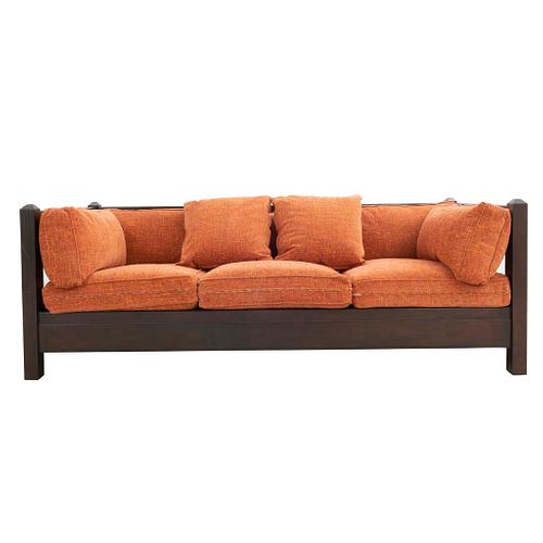 Sofá de 3 plazas. Siglo XX. En talla de madera. Con respaldos, laterales y asientos con cojines en tapicería color anaranjado.