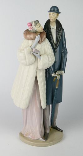 LLADRO "ON THE TOWN" 14 3/4" PORCELAIN FIGURE
