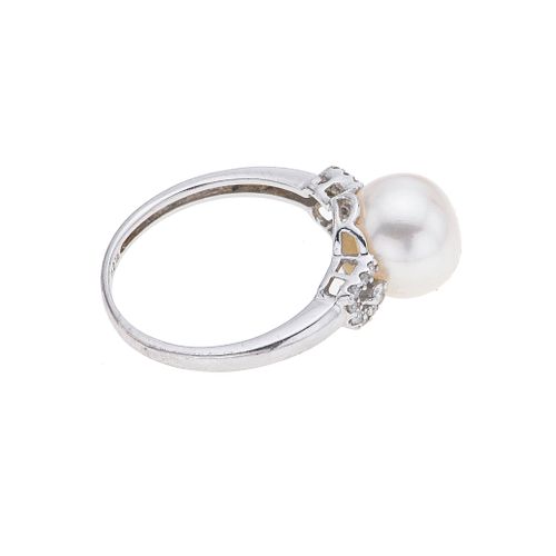 Anillo oro y perla y diamantes en oro blanco de 14k. 1 perla cultivada color blanco de 10 mm. 18 diamantes corte 8 x 8. Talla:...