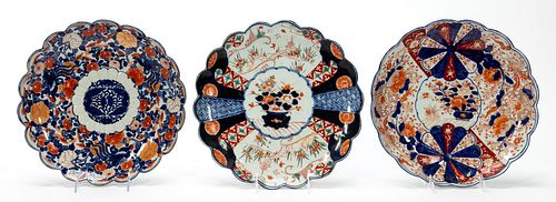 THREE IMARI DECORATED SCALLOPED PORCELAIN CHARGERS
