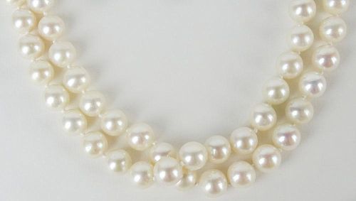 Lady's vintage double strand pearl necklace.