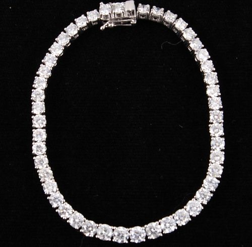 GORGEOUS 10.58 cts. Diamond Platinum Bracelet