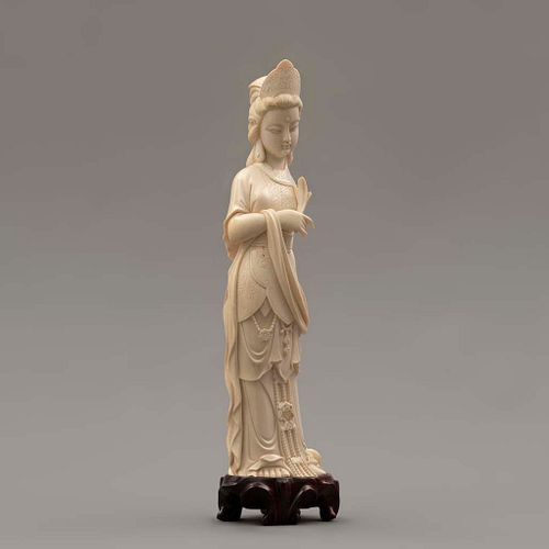 Guan Yin. Origen oriental. Siglo XX. Elaborada en marfil. Con base de madera. Decorada con elementos esgrafiados.
