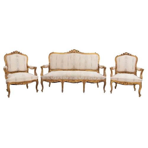 Sala. Siglo XX. Estilo Luis XV. Elaborada en madera dorada. Consta de: Sofá de 3 plazas y 2 sillones. Piezas: 3