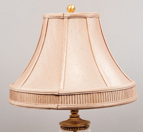 Lámpara de mesa. Siglo XX. Estilo francés. Elaborada en metal dorado y cristal. Para una luz. Con pantalla de tela. 70 cm altura.