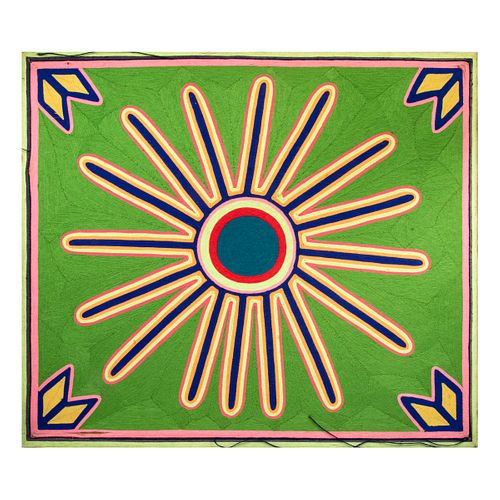 Panel Wixárika. México. Siglo XX. Elaboradas con estambre multicolor y cera de Campeche sobre madera. Decorada con sol. 96 x 110 cm