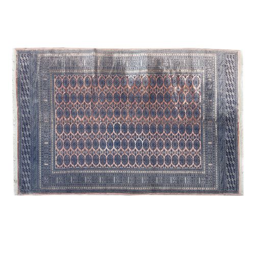 Tapete. Siglo XX. Estilo Boukhara. Elaborado en fibras de lana y algodón. Decorado con elementos geométricos. 230 x 149 cm