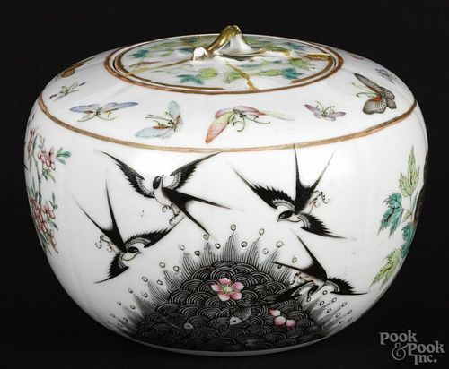 Japanese porcelain covered jar, 20th c., 5'' h.