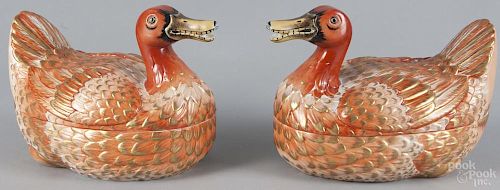 Pair of Mottahedeh covered duck-form dishes, after Lowestoft, 7 1/2'' h., 11 1/2'' l.
