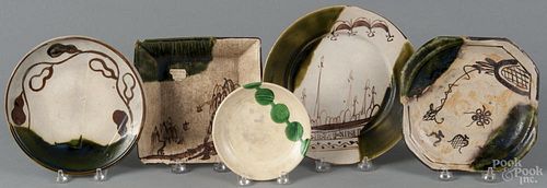 Four Japanese Oribe-ware plates, all with green glazed corners and brown detailing