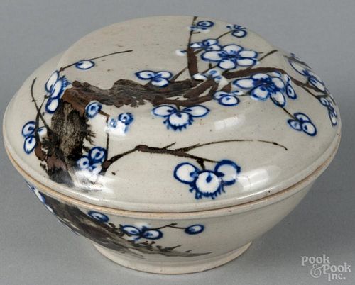 Japanese Kyoto-ware covered tea bowl, Edo period, in the style of Ninsei