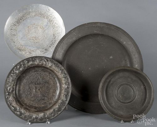 Assorted metal tablewares, to include an English pewter platter with armorial engraving, 18th c.
