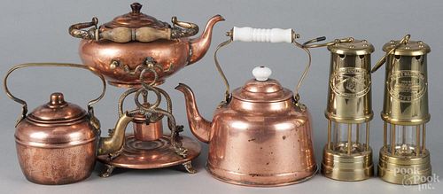 Copper and brass items, to include tea kettles and lamps, tallest - 10 1/2''.