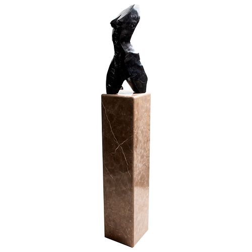 Gustavo Nequiz. Torso femenino. Talla en mármol. Con pedestal. 58 x 16 x 24 cm