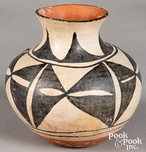 Early Pueblo Indian Santo Domingo olla vase
