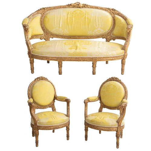 Sala. Francia. Siglo XX. Estilo Luis XVI. Elaborada en madera dorada. Consta de: Sofá y par de sillones. Piezas: 3.