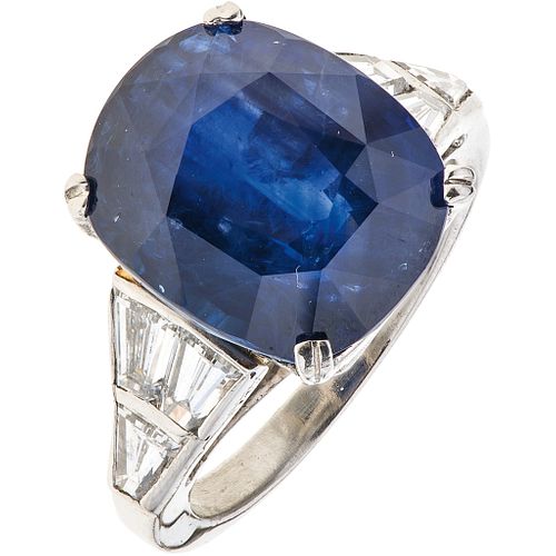 RING WITH SAPPHIRE GIA CERTIFICATE AND DIAMONDS. PLATINUM